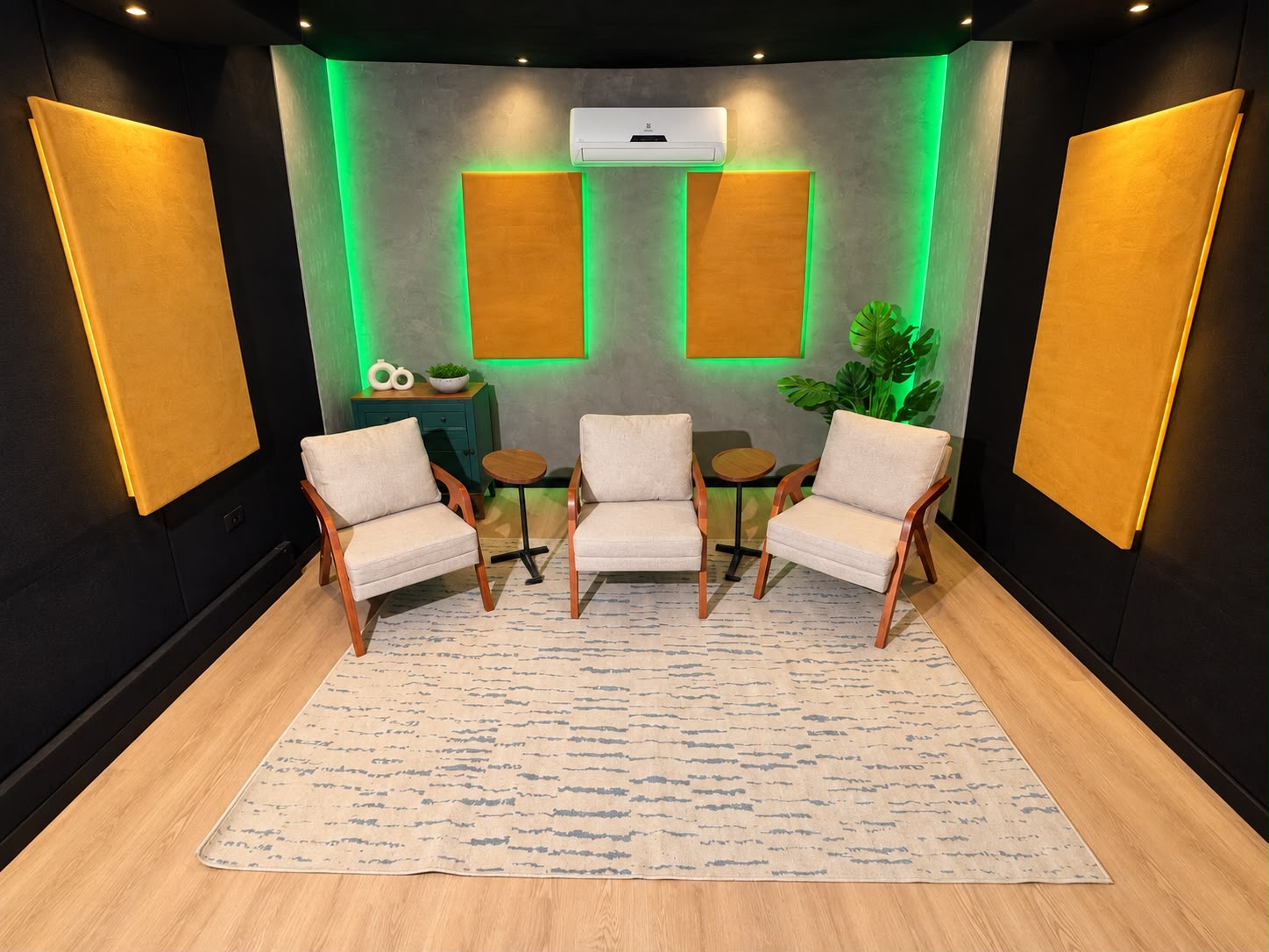 Estúdio Eixo Criativo com três poltronas e iluminação verde para entrevistas e conversas.