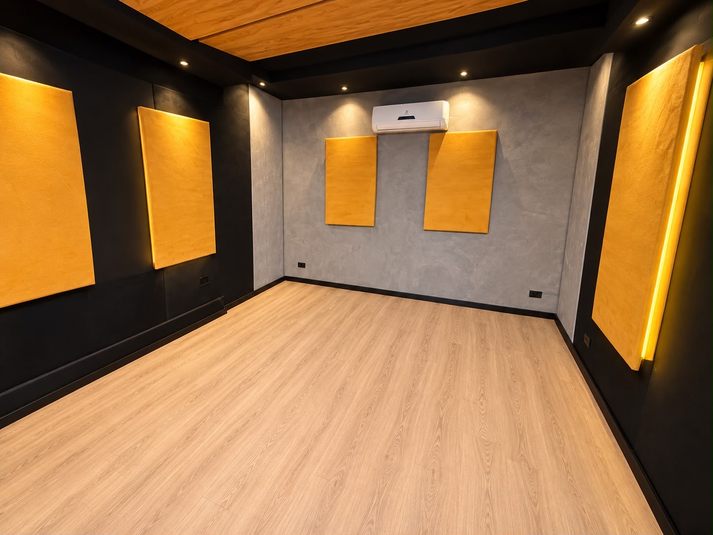 Estúdio modular Eixo Criativo sem mobiliário, com painéis amarelos e piso de madeira.