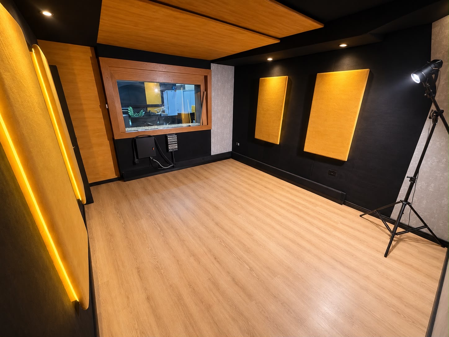 Estúdio modular Eixo Criativo aberto, com janela para a área técnica e refletor.