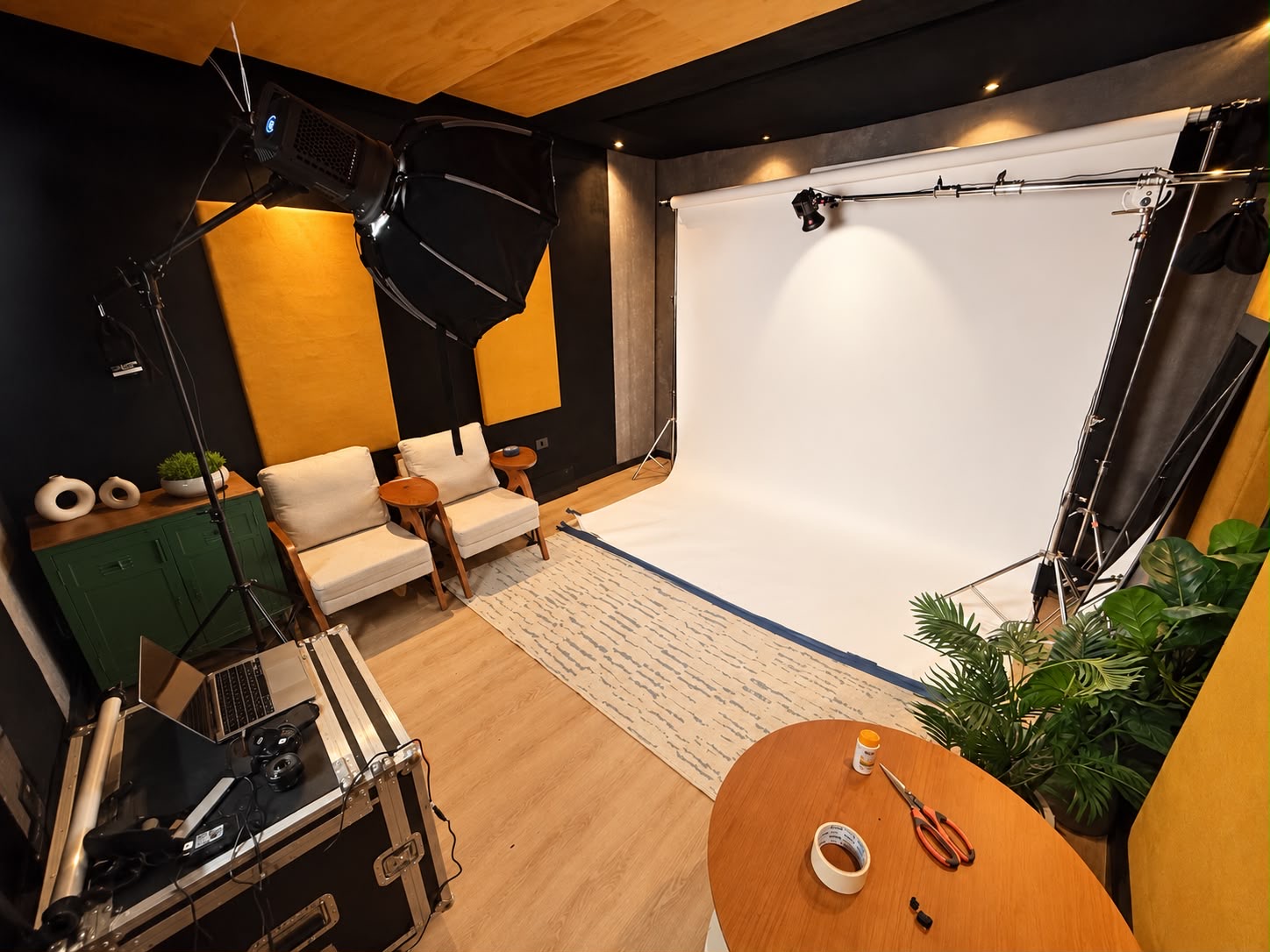 Estúdio Eixo Criativo preparado para fotografia com fundo branco, iluminação e equipamentos.
